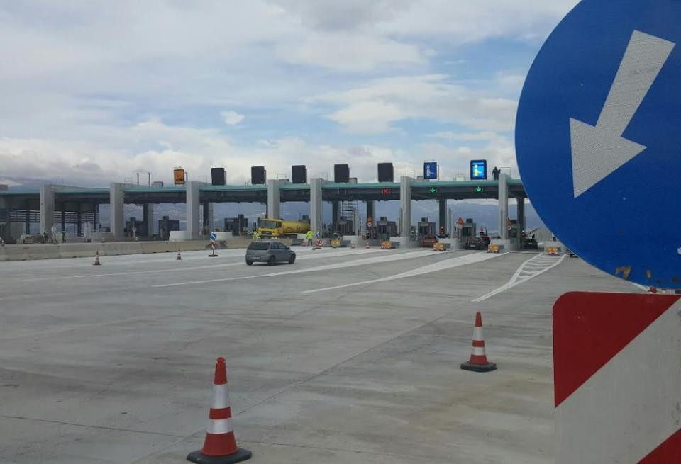 Προσπάθησε να περάσει τα διόδια του Ελαιώνα με… και έριξε το διαδίκτυο (εικόνα)